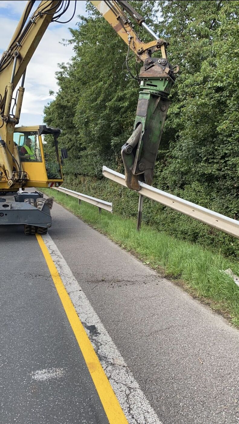 Demontage an der Leitplanke